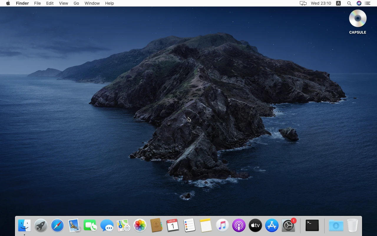 macOS Catalina sur la machine de référence : Le bureau au repos : barre des menus, fond Catalina, Dock en bas