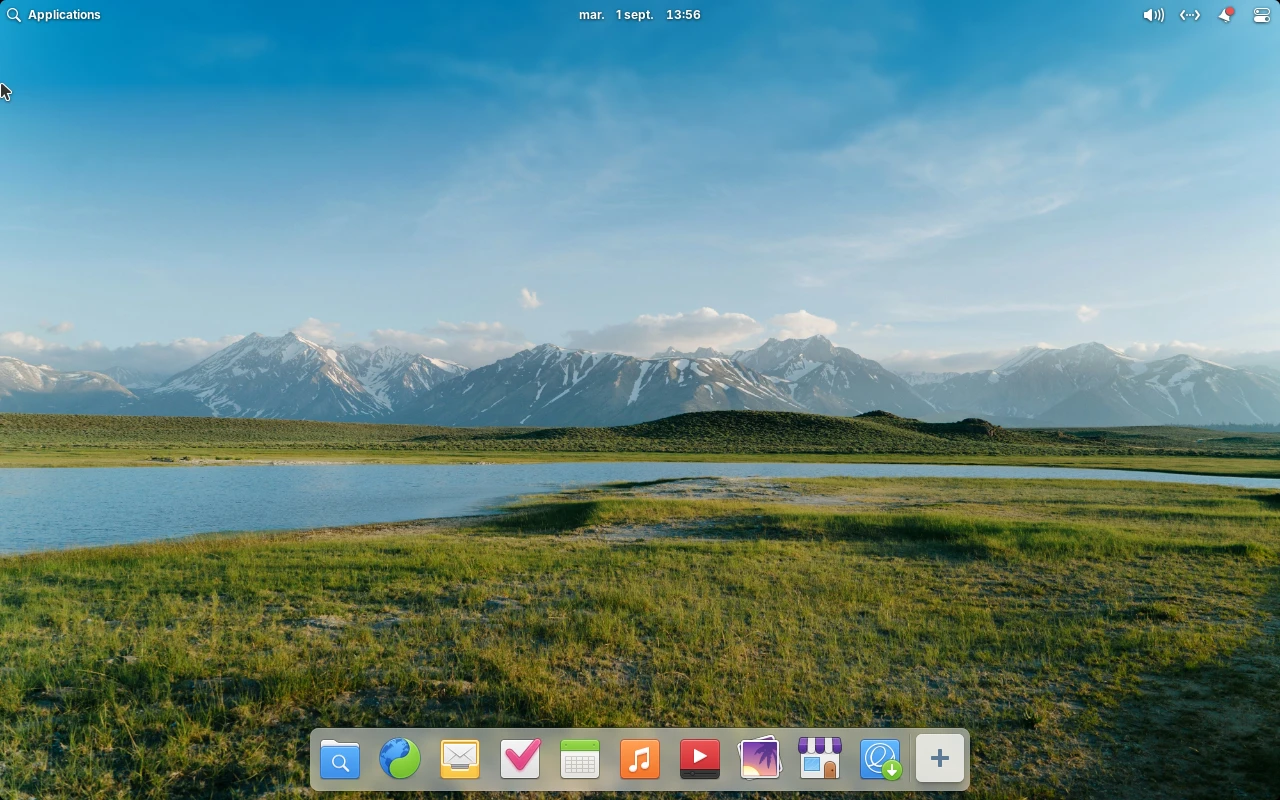 elementary OS sur la machine de référence : Le bureau Pantheon au démarrage : fond d'écran, barre Wingpanel en haut, dock en bas