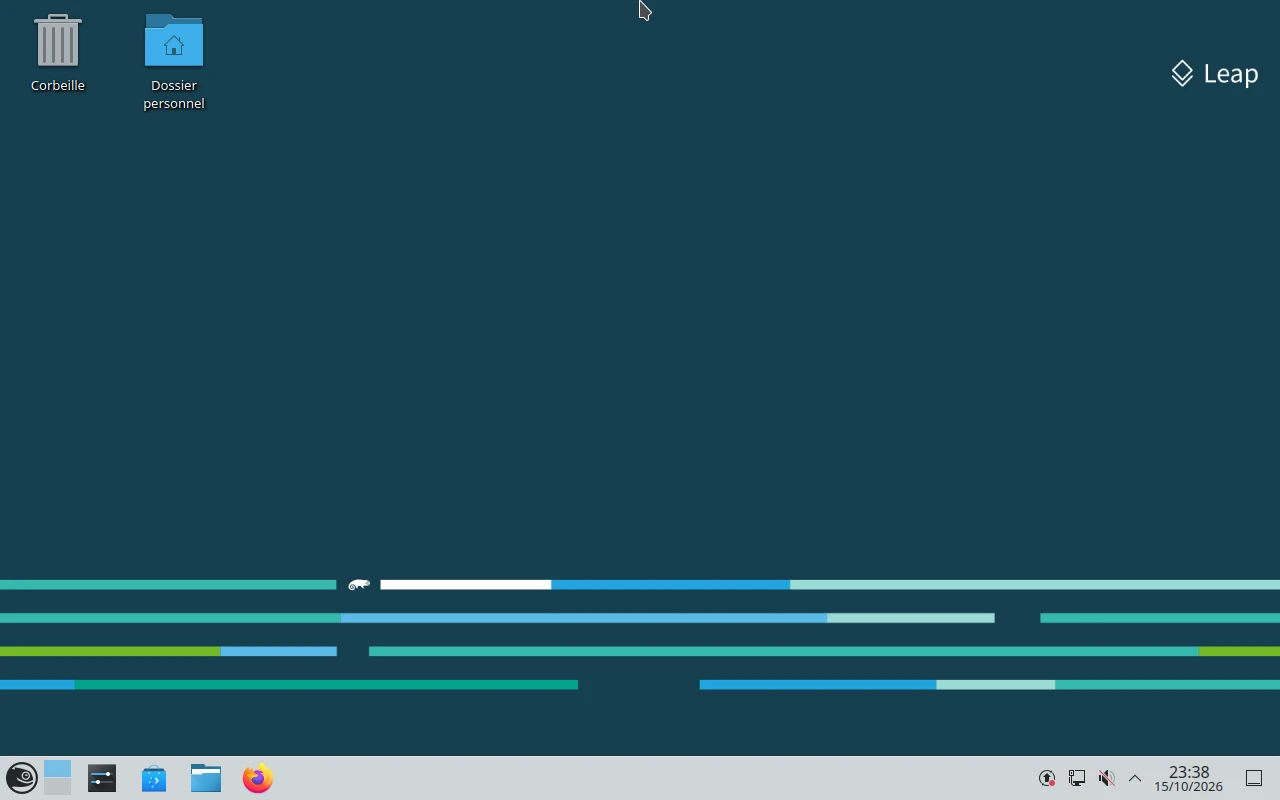 openSUSE Leap sur la machine de référence : Le bureau openSUSE Leap 15.6 : fond vert, panneau Plasma en bas